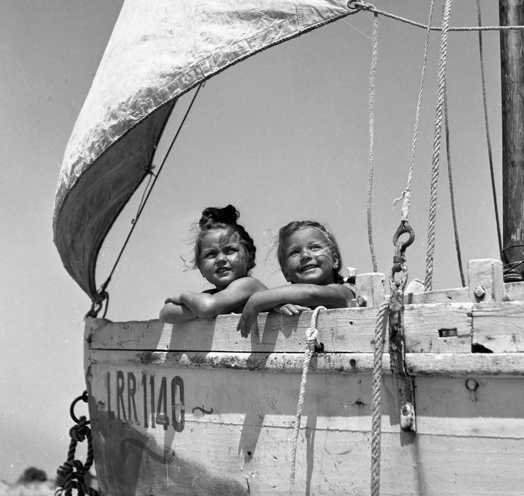 Bambine sulla barca a Isola di Re?, 1945 Fotografie di Atelier Doisneau